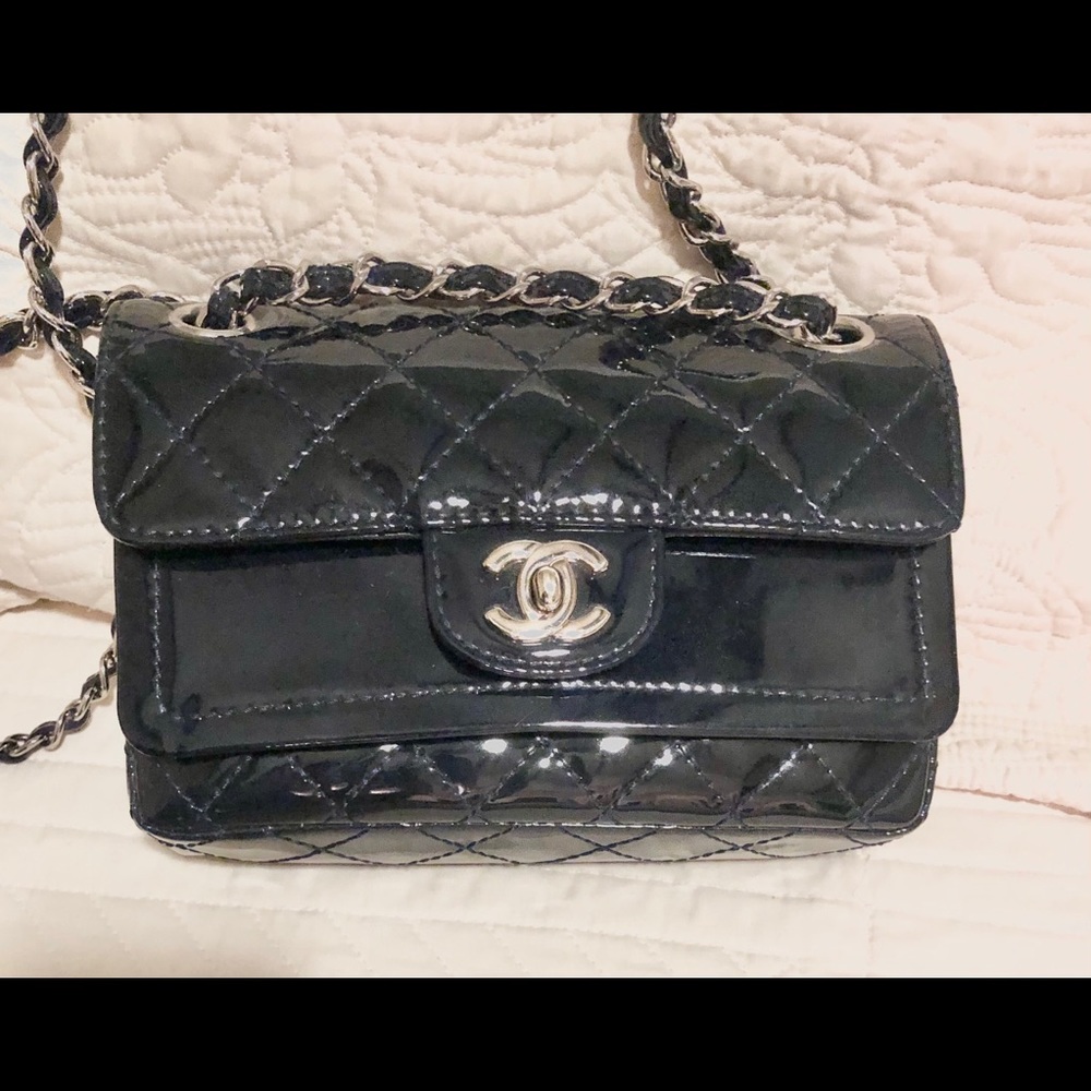CHANEL navy patent leather shoulder flap bag - Picture 7 of 16